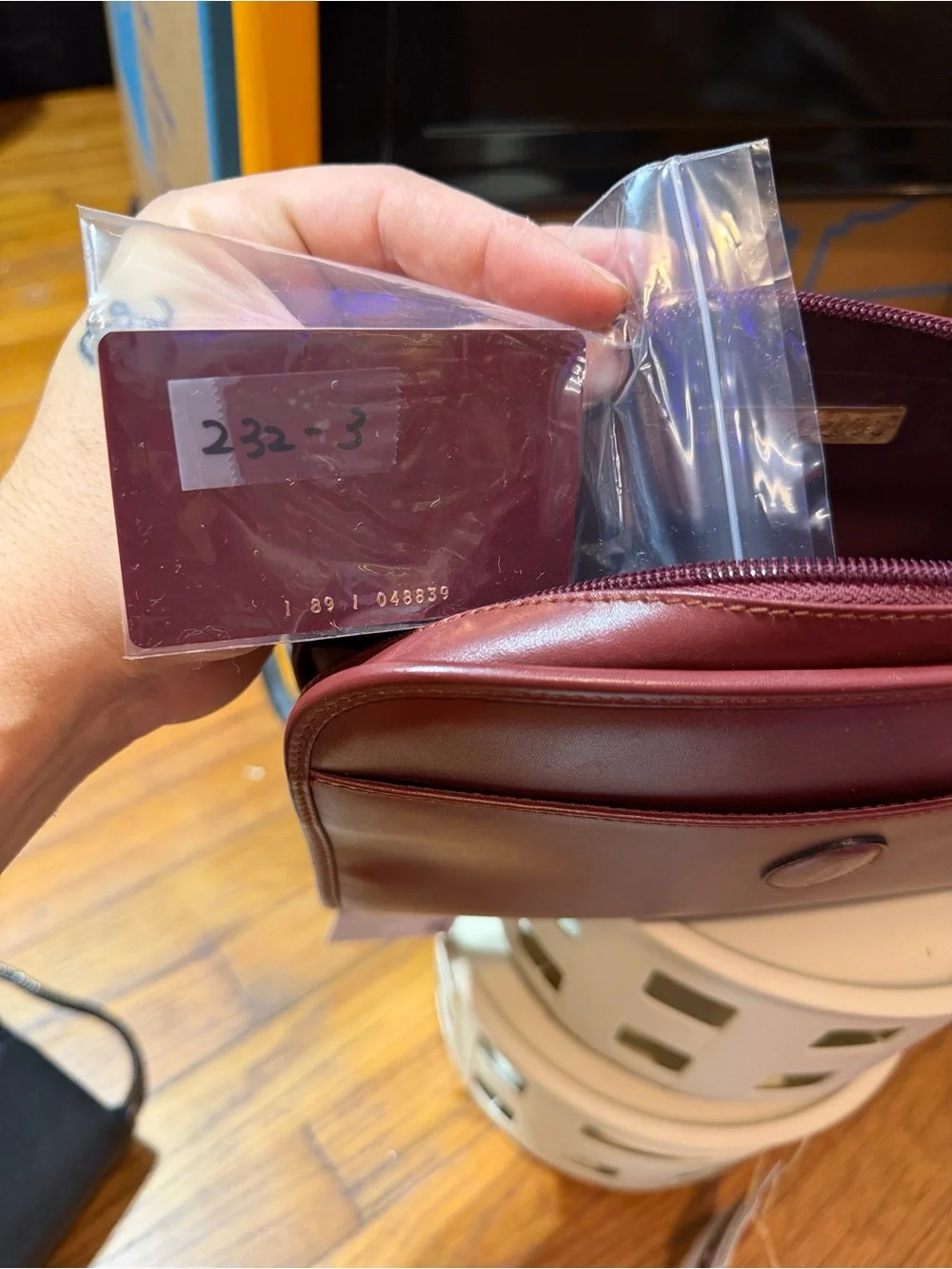 Must de Cartier Paris Burgundy Leather Cosmetics Bag Vintage Zip Travel Pouch - Picture 8 of 9